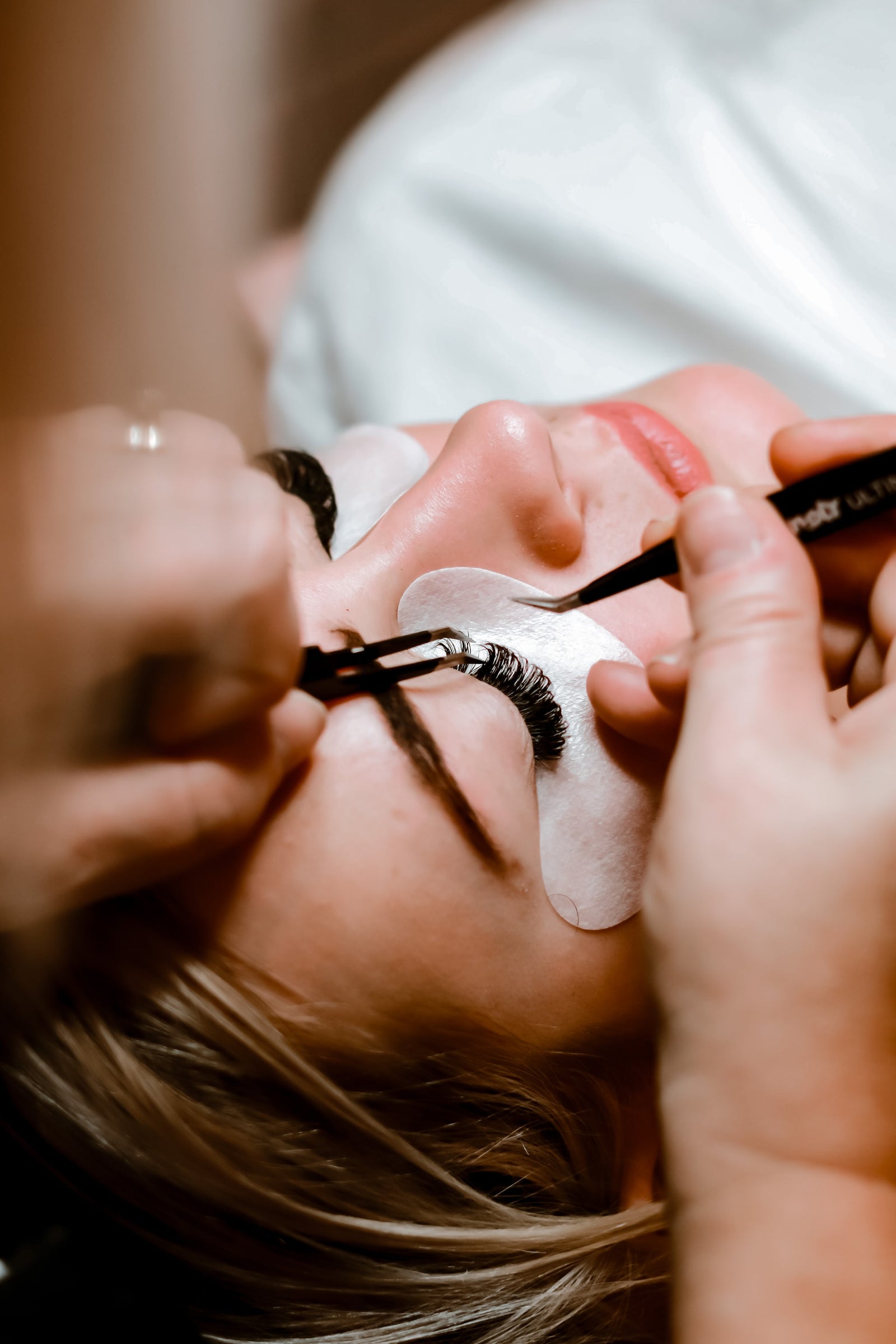 How To Put On False Eyelashes For Beginners Without Tweezers